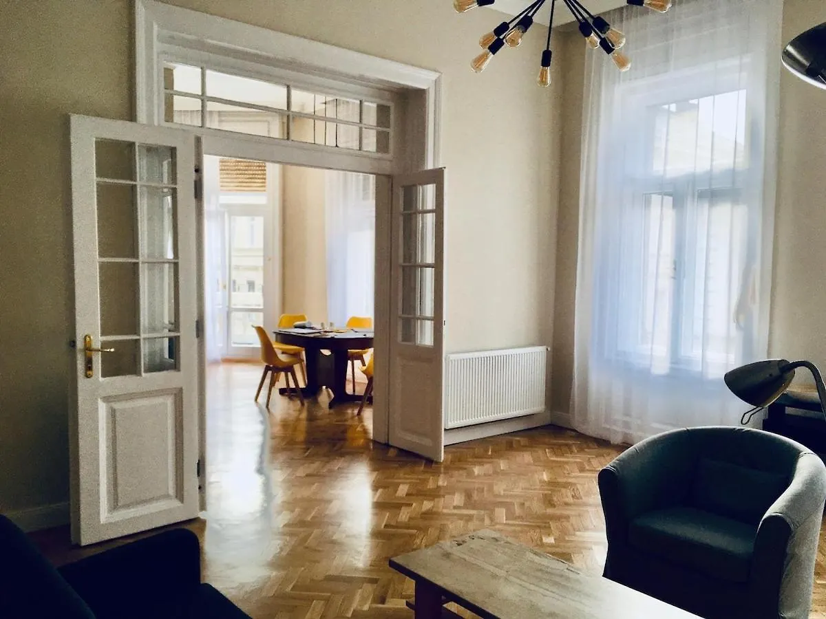 Unique And Stylish Downtown Apartment Budapesta